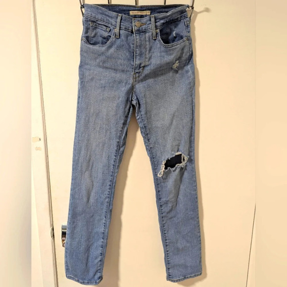 Levi's Denim - Levi's 724 High Rise Straight Crop. Size  27, medium wash.